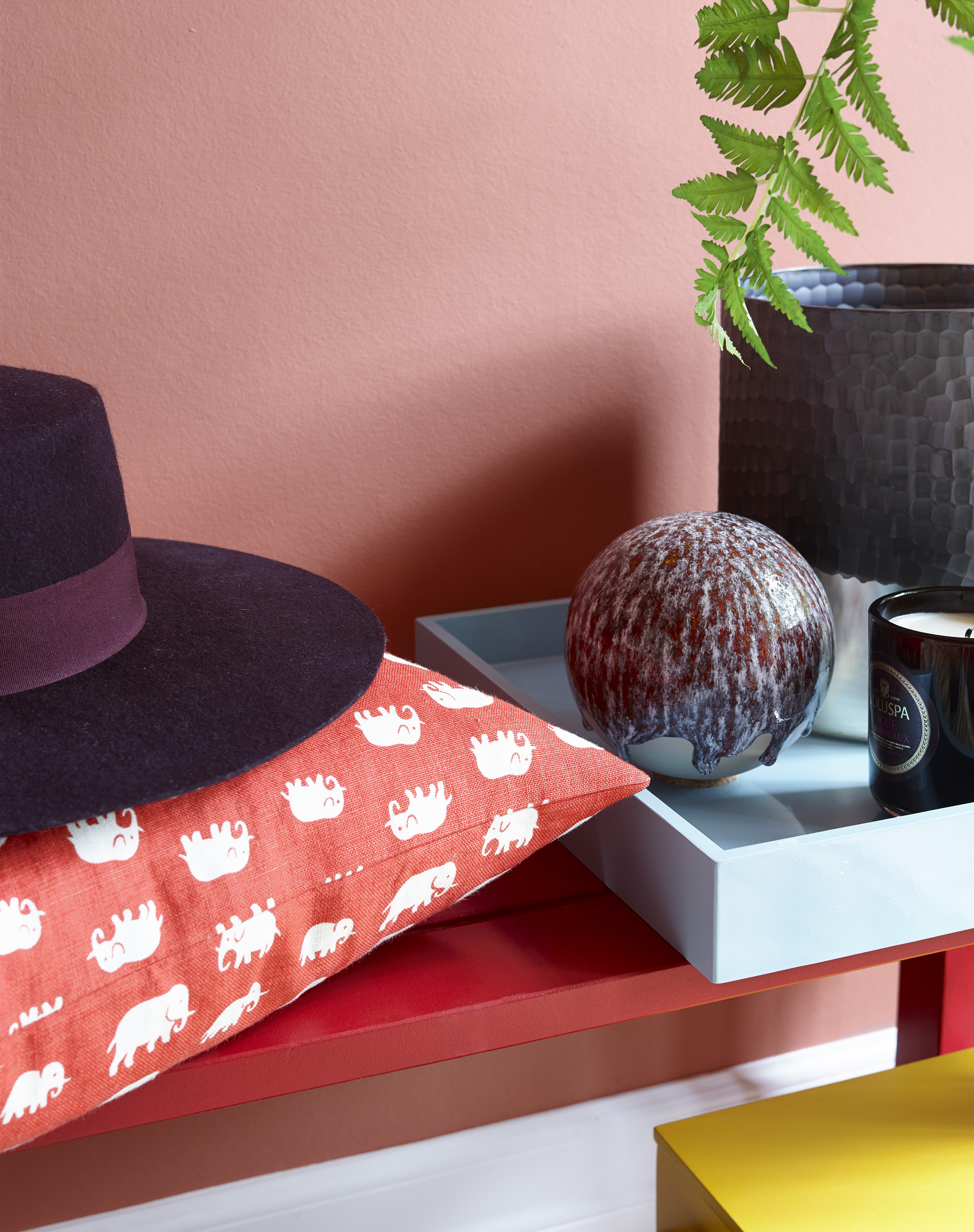 En liten dose sort får fargene til å stråle. Her er veggen malt med fargen Lucca fra Fargerike.