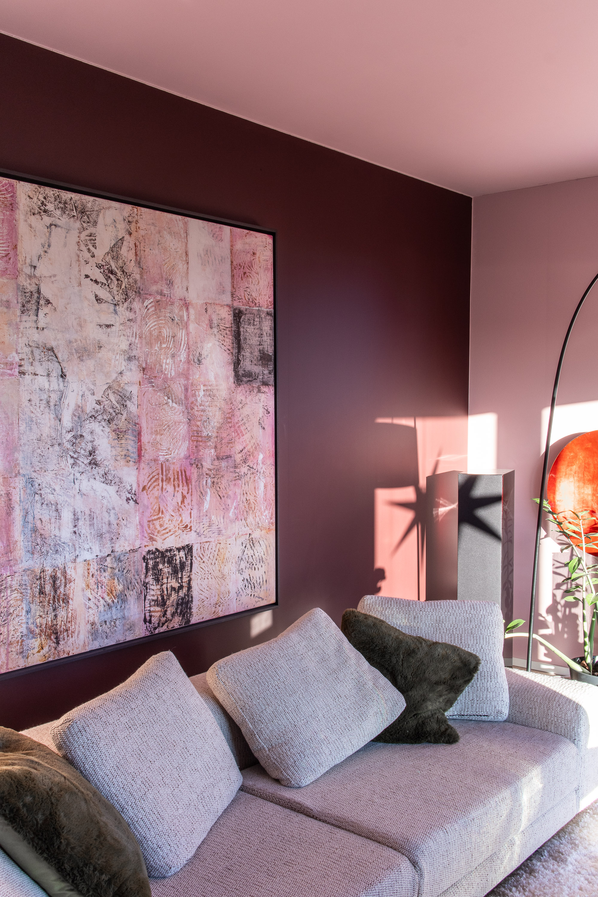 vinrød vegg rosa bilde