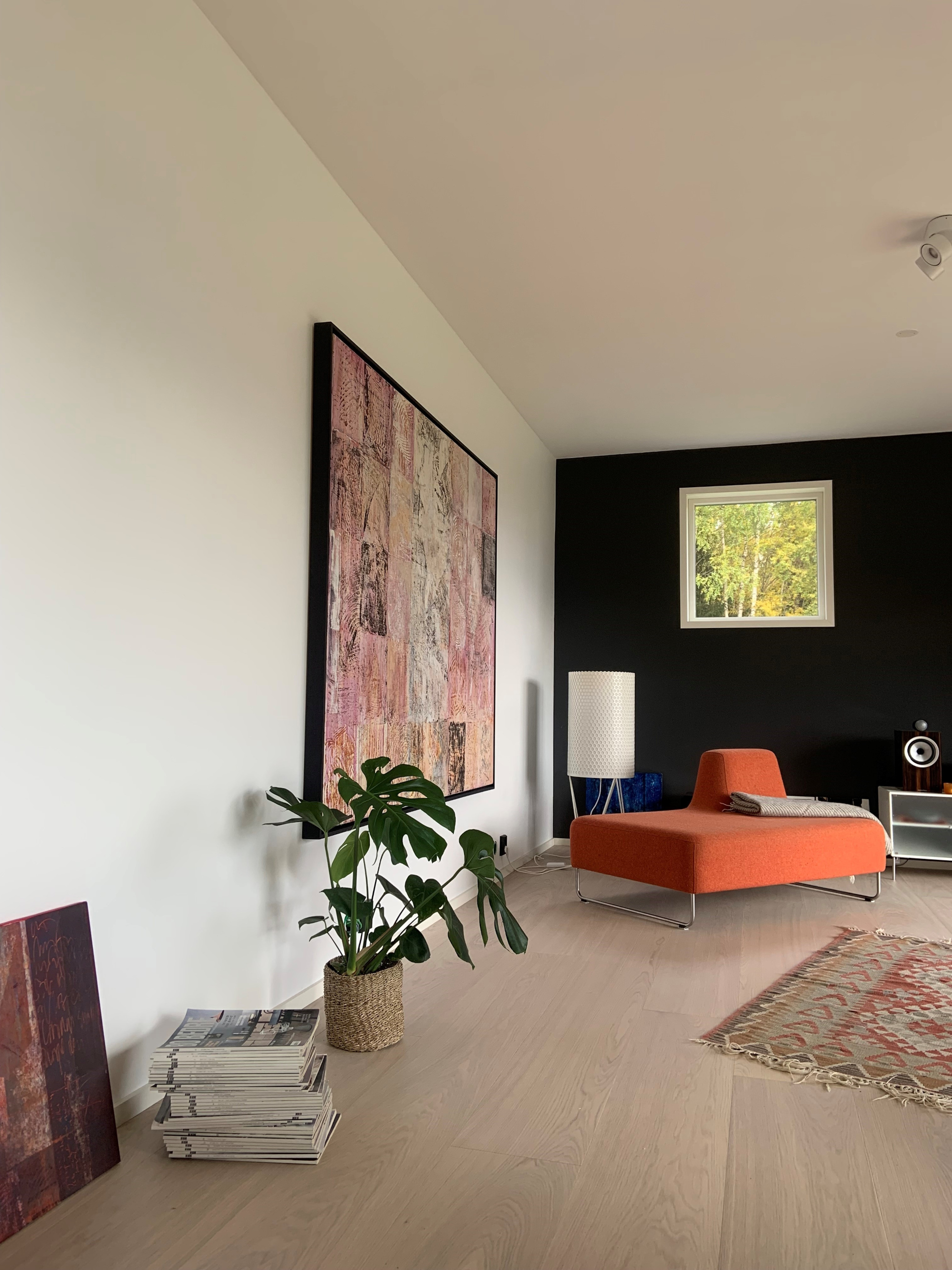 hvite vegger rosa bilde stue