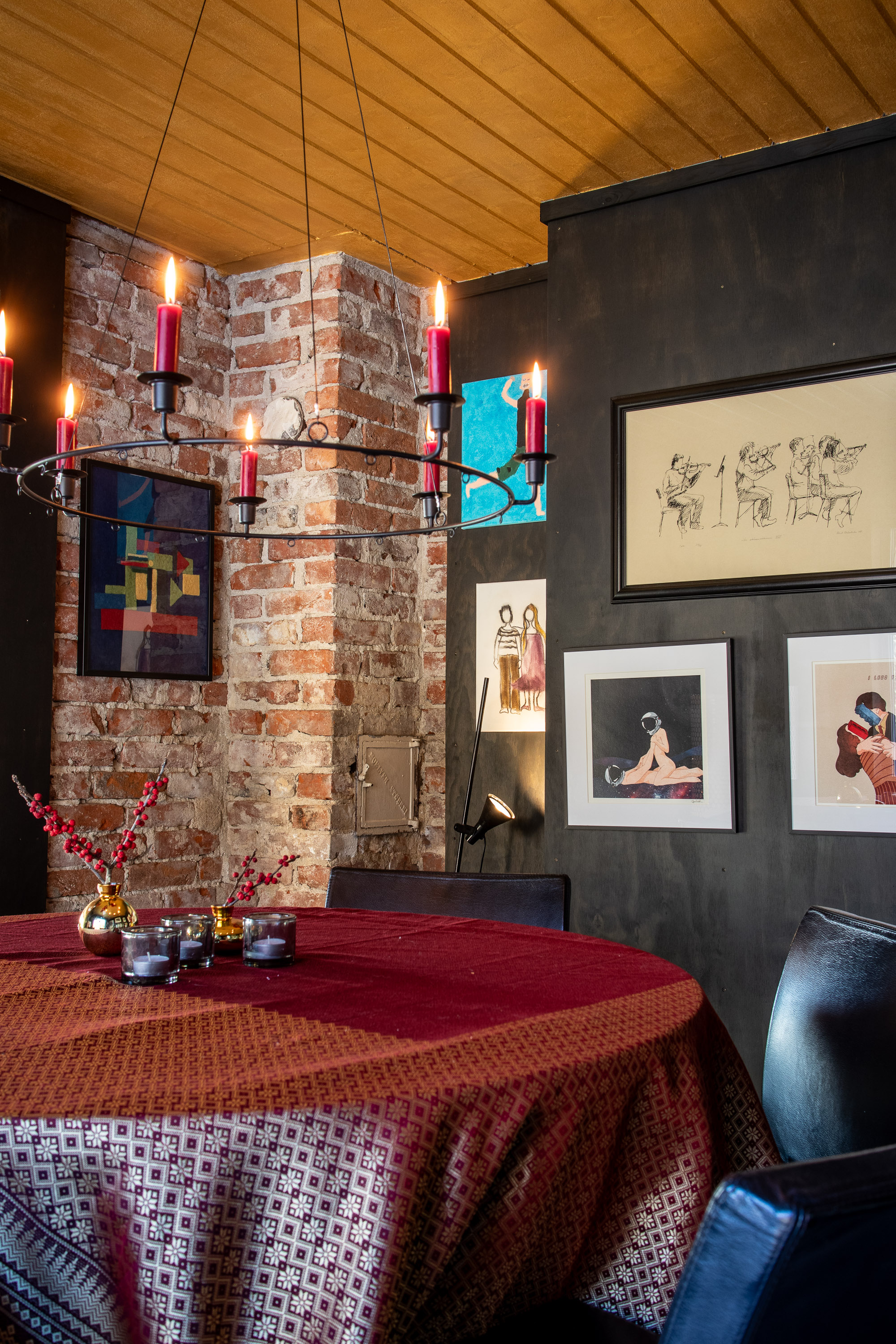 gulltak spisestuebord rød duk teglstein