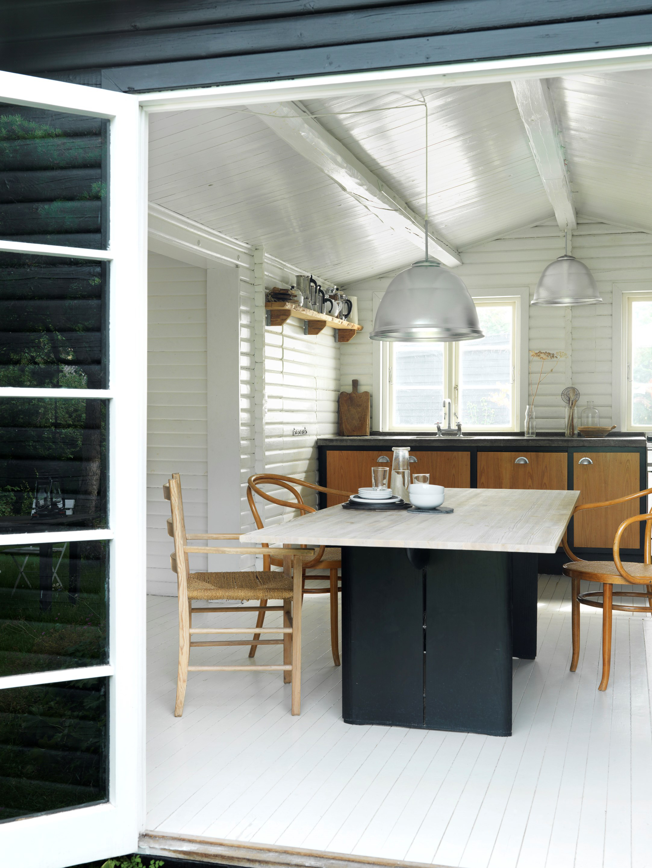 Blande varme trefarger med mørke og lyse farger på vegger, interiør og gulv. 