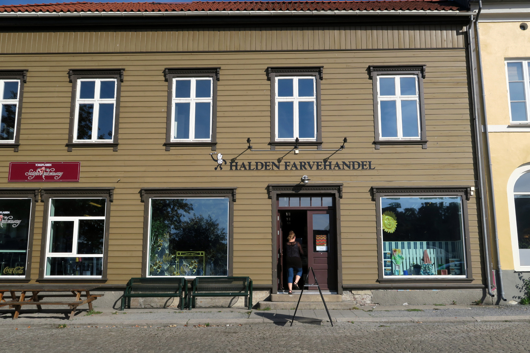 IDYLL: Halden Farvehandel er torgets perle. Det har den vært siden 1935.