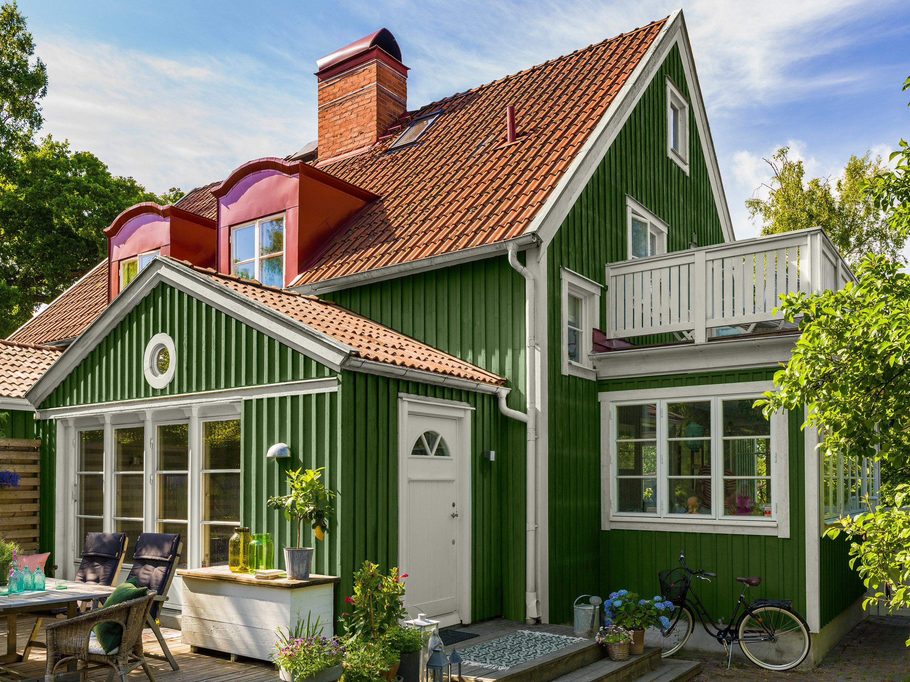 Huset er malt med fargen Granbarr fra Beckers. NCS-kode er S 6020-G30Y