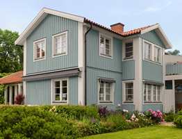 Huset er malt med fargen Stoft fra Beckers. NSC-kode er S 3010-B10G.