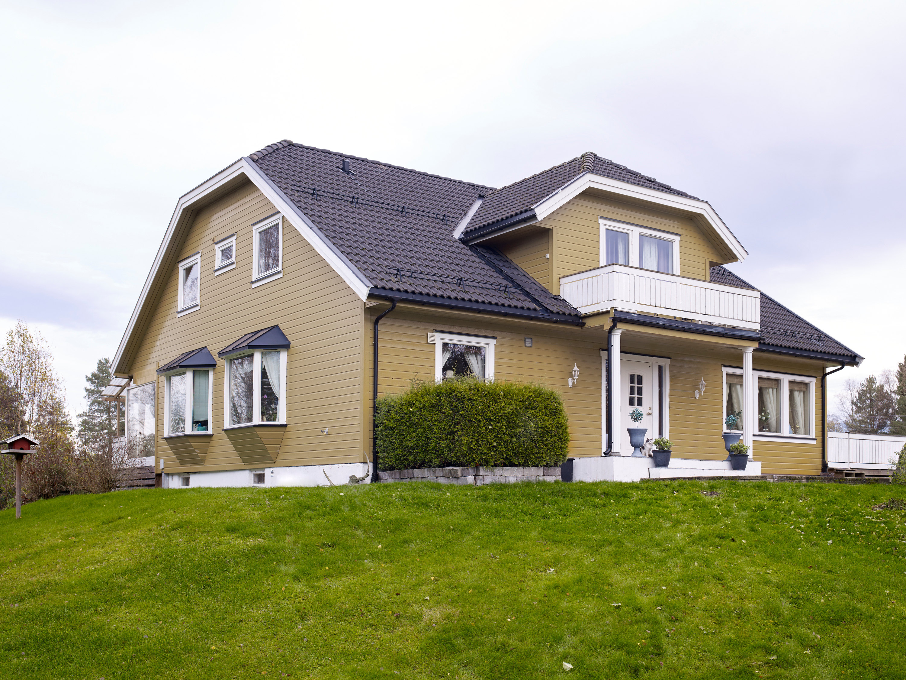beige og hvitt hus gress