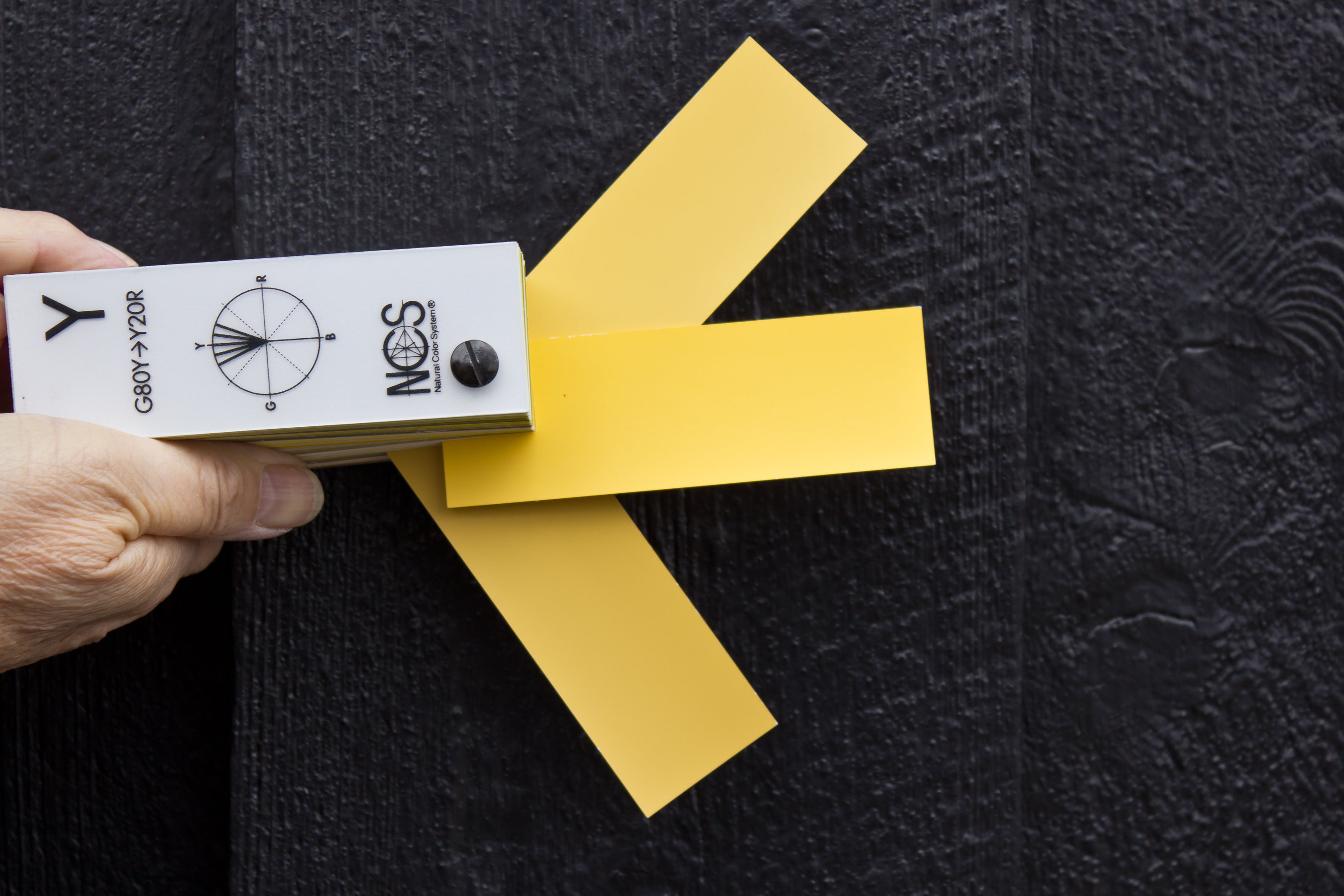 R&aring;det fra ekspertene er &aring; velge en farge som er litt mer dempet og skitten enn slik du &oslash;nsker den skal se ut p&aring; huset. Hvis du velger den fargepr&oslash;ven p&aring; kartet som ligner mest p&aring; &oslash;nsket farge kan du ende opp med en farge som er altfor sterk.