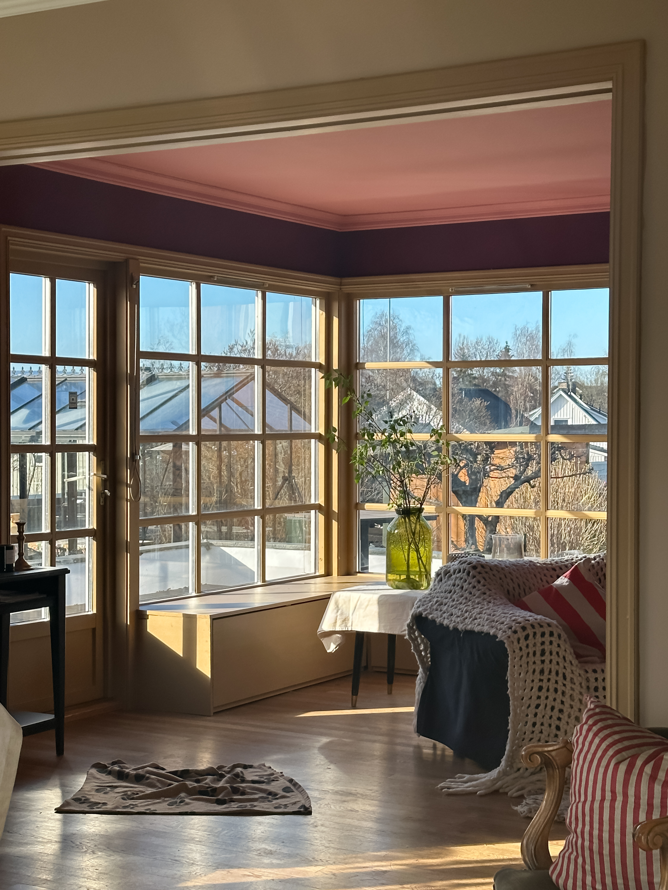 ferdigmalt stue, Tak, vegg og vinduer