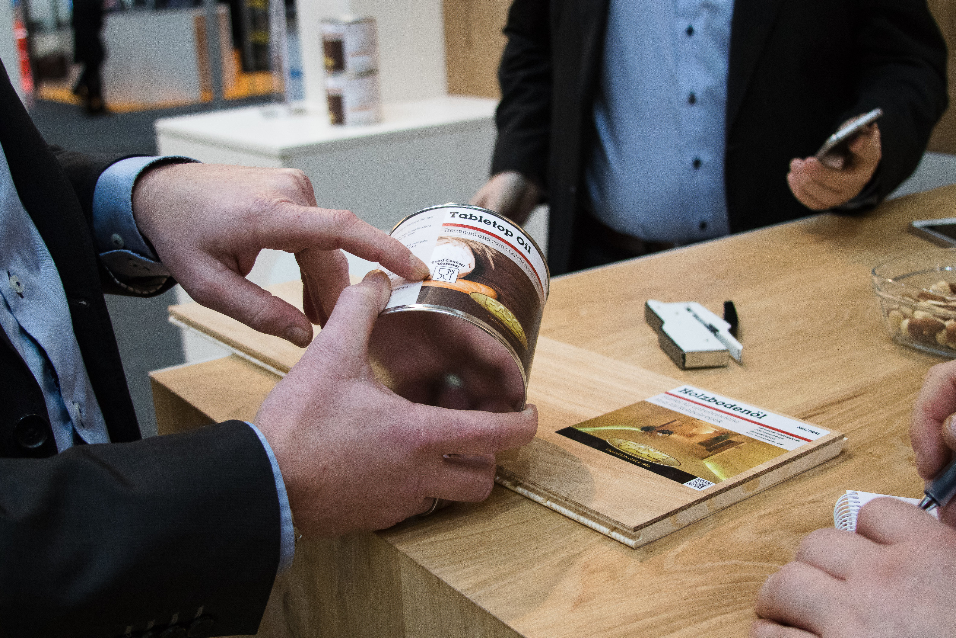 OLJE TIL MATEN: Et av Faxes nye produkter heter Table Top Oil. Det er en olje uten farlige stoffer som er godkjent for alle europeiske kjøkkenbenker. 