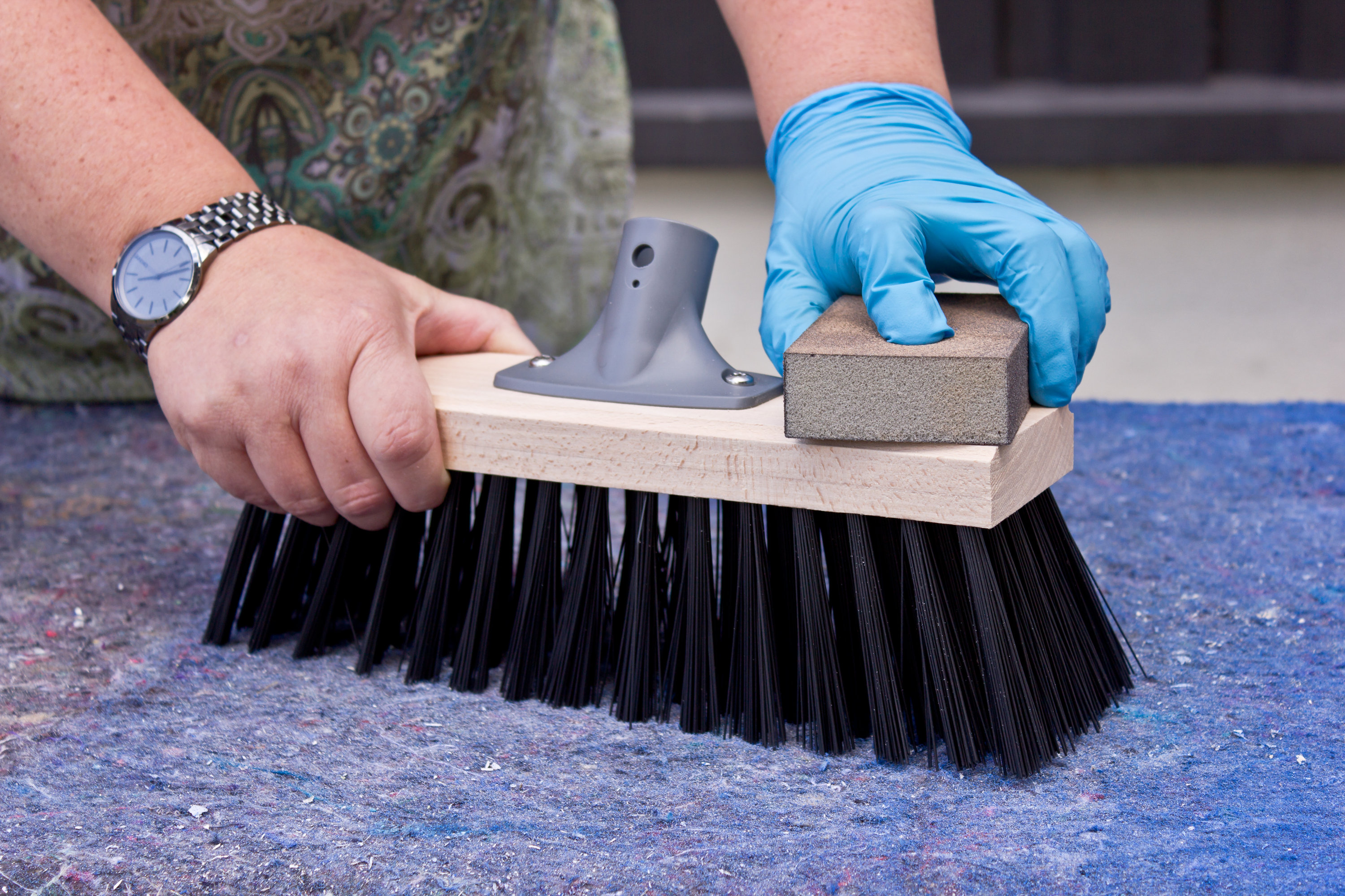 PUSS: Etter &aring; ha blitt vasket, vil enkelte fibre i treverket reise seg. Fiberreisningen fjernes med en lett puss med et slipepapir eller en pussepad. (Foto: Chera Westman/ifi.no)