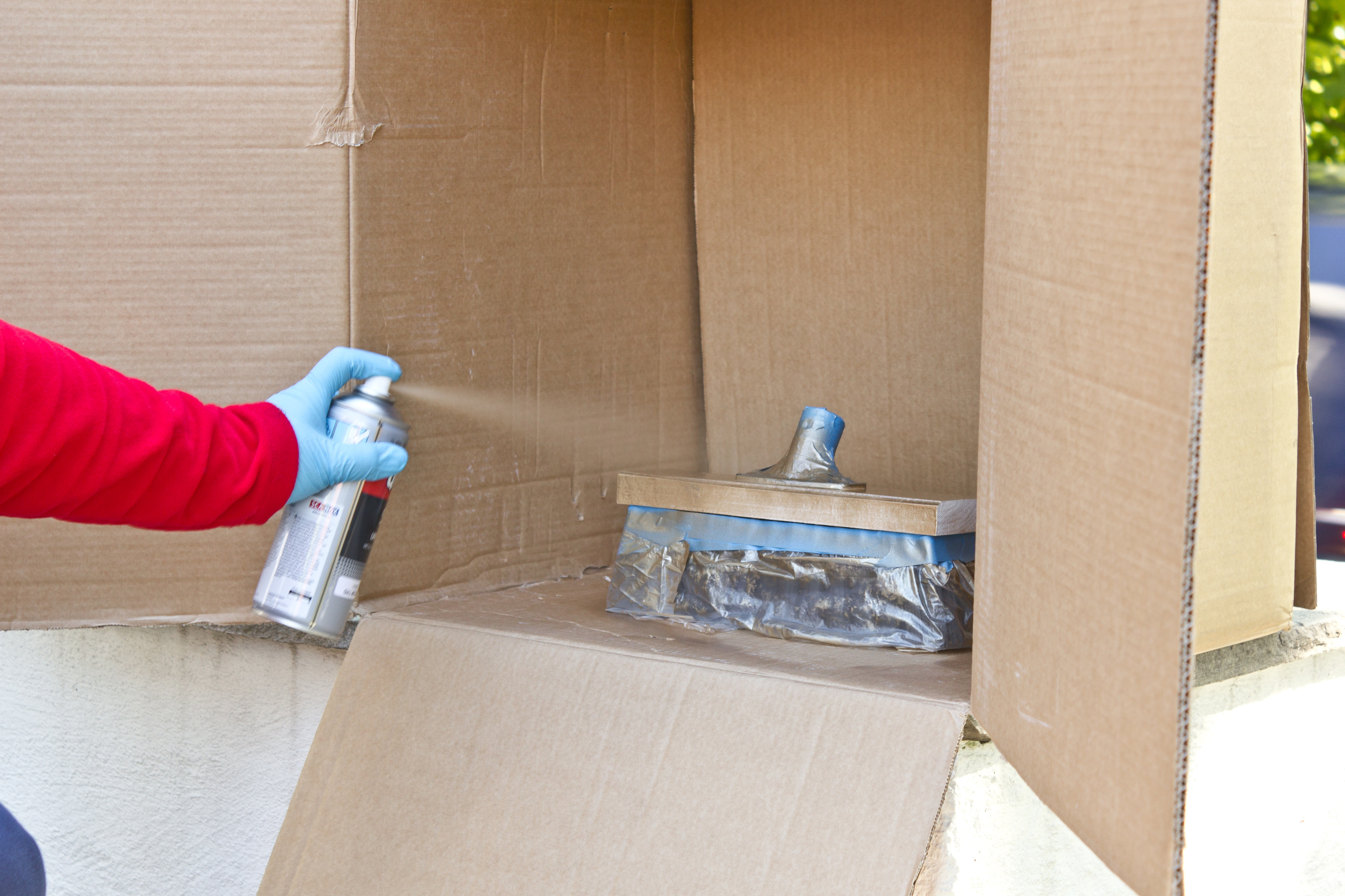 SPRAY: Plasser det du skal male i en pappeske. Slik sikrer du at sprayen ikke fyker rundt i luften og ender opp p&aring; feil sted. (Foto: Chera Westman/ifi.no)