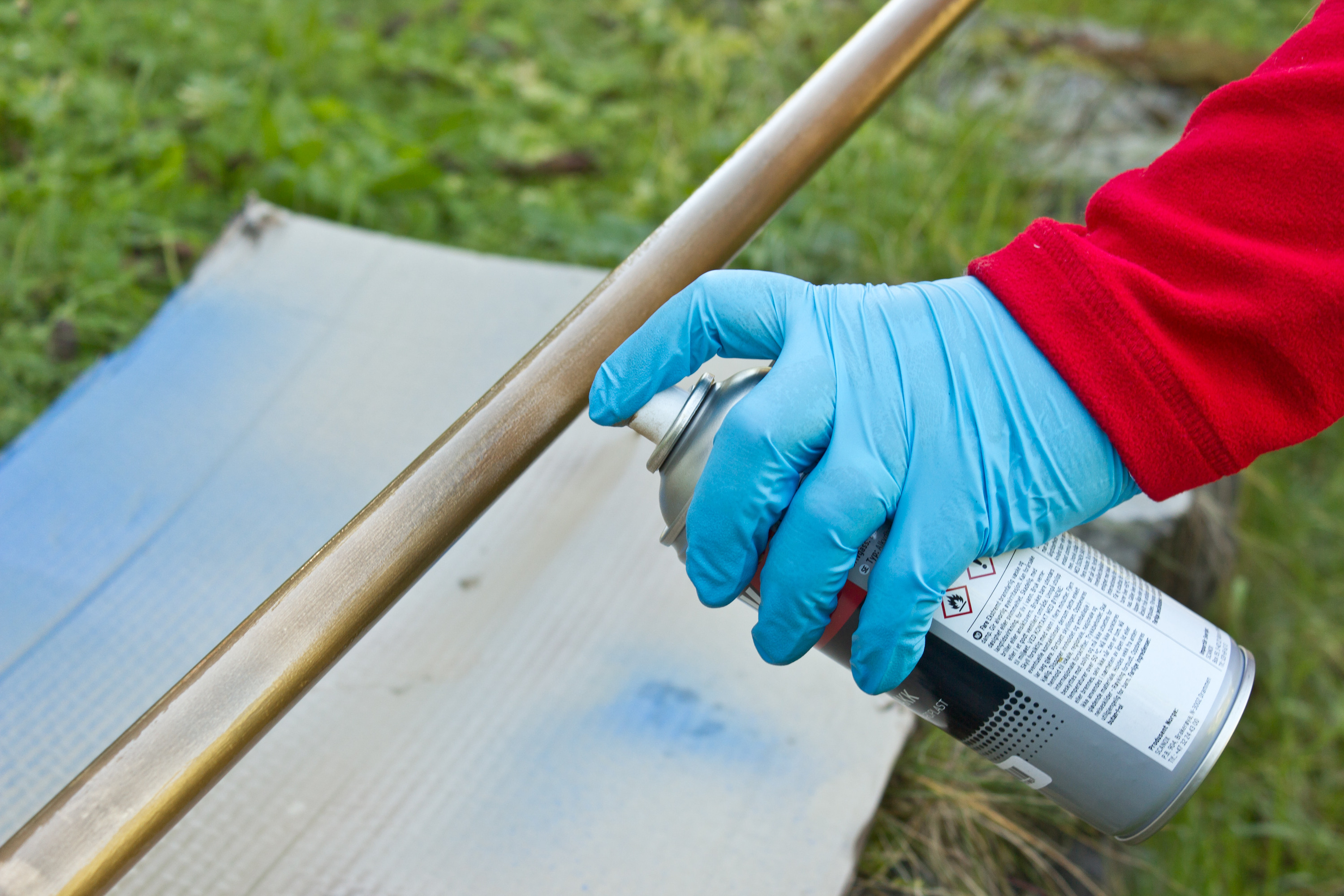 FLERE SJIKT: Malingen er tynn, siger lett, men t&oslash;rker raskt. Derfor er det viktig &aring; spraymale i flere tynne sjikt. (Foto: Chera Westman/ifi.no)
