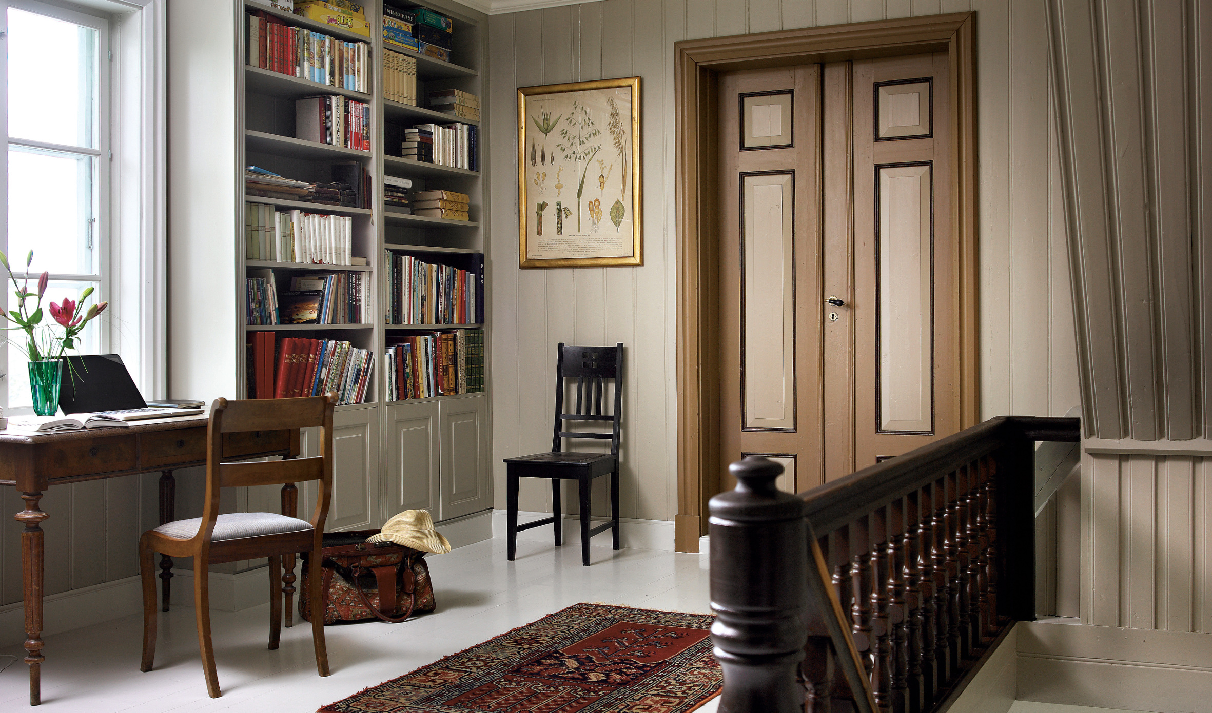 Her er det mye malt treverk i flere farger i samme rom, så det gjør seg godt med vegger og hyller i én farge.