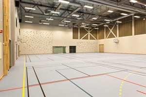 Skolens gymsal tilfredsstiller høye krav og vil i tillegg til skolens aktiviteter også bli leid ut til lokale idrettslag. Hallen kan deles inn i fire separate saler.