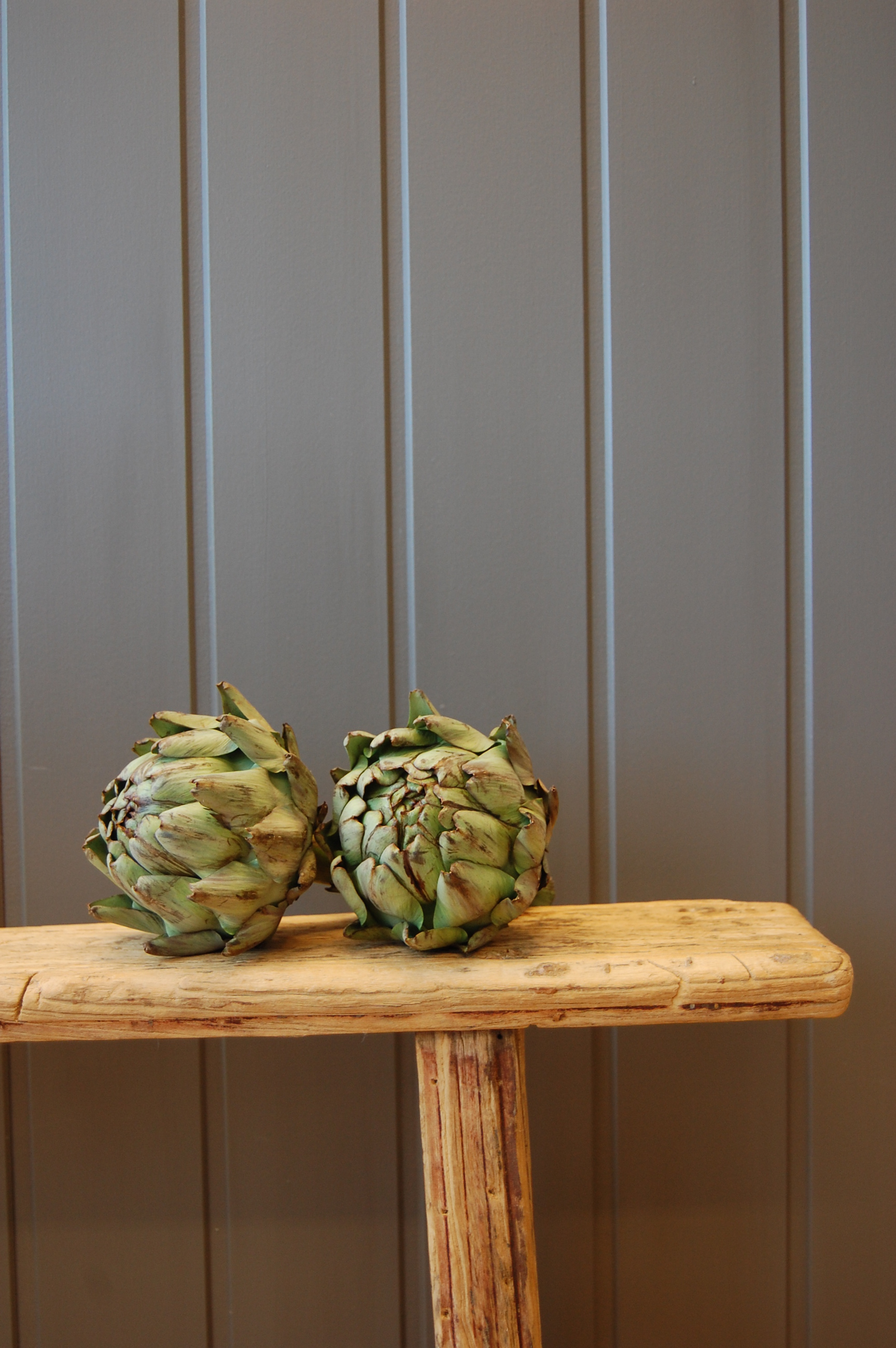 I dag finnes både klassiske hvite og caffè-latte-farger å få – parallelt med moderne, nøytrale farger for alle vegger og spreke plater for fondvegger.