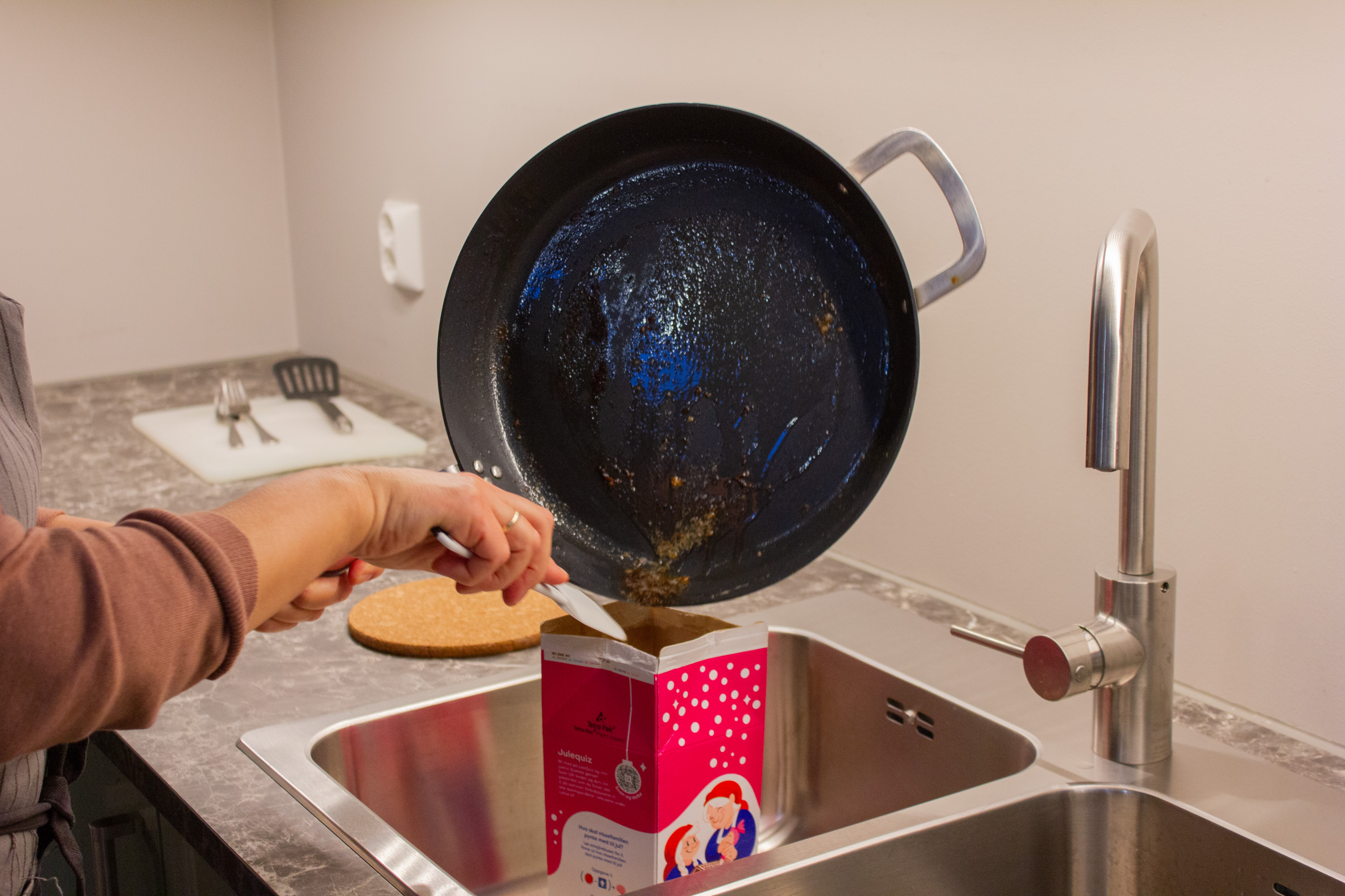 Fett helles i melkekartong for å unngå å få det i rørene.