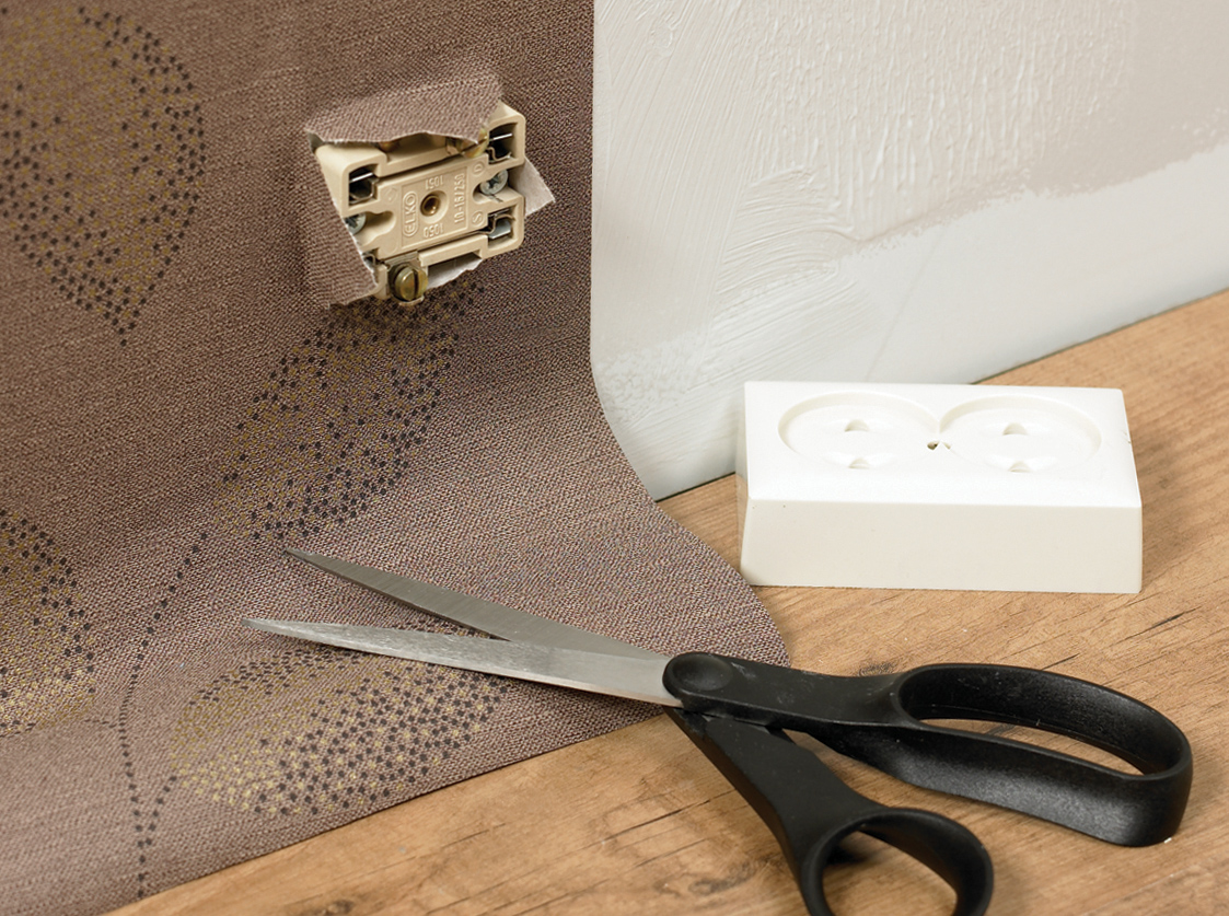 tapetsering ved stikkontakt