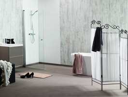 Fibo-Trespo veggpanel gir et utseende til badet som likner grå betong.