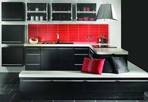 Røde farger er tøft, særlig i kombinasjon med et svart kjøkken.