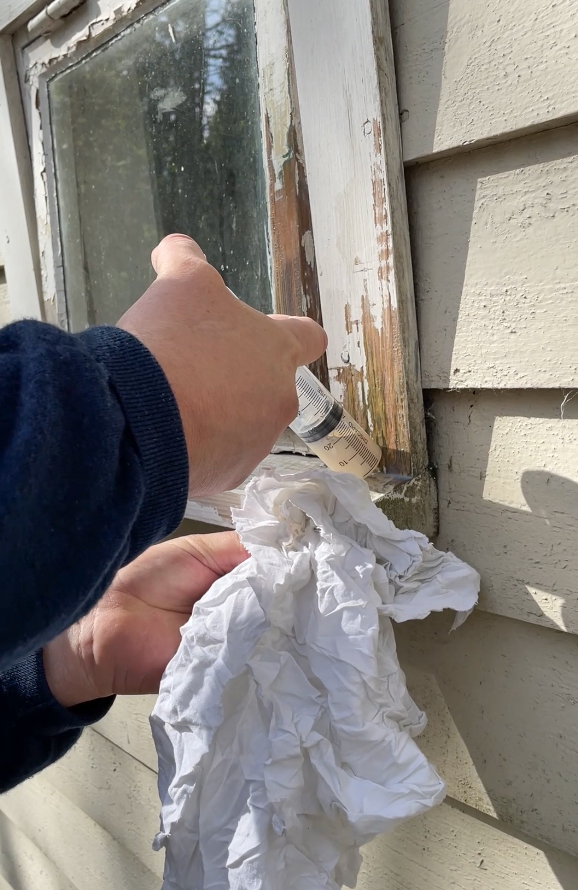 fille til å tørke opp overskytende olje 