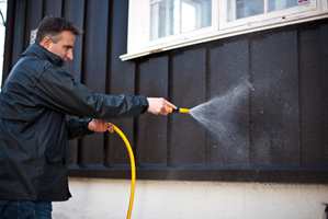 <b>FIN FASADE:</b> Ved å vaske huset årlig, kan det gå lengre tid før du må male på ny. (Foto: Kristian Owren/ifi.no)