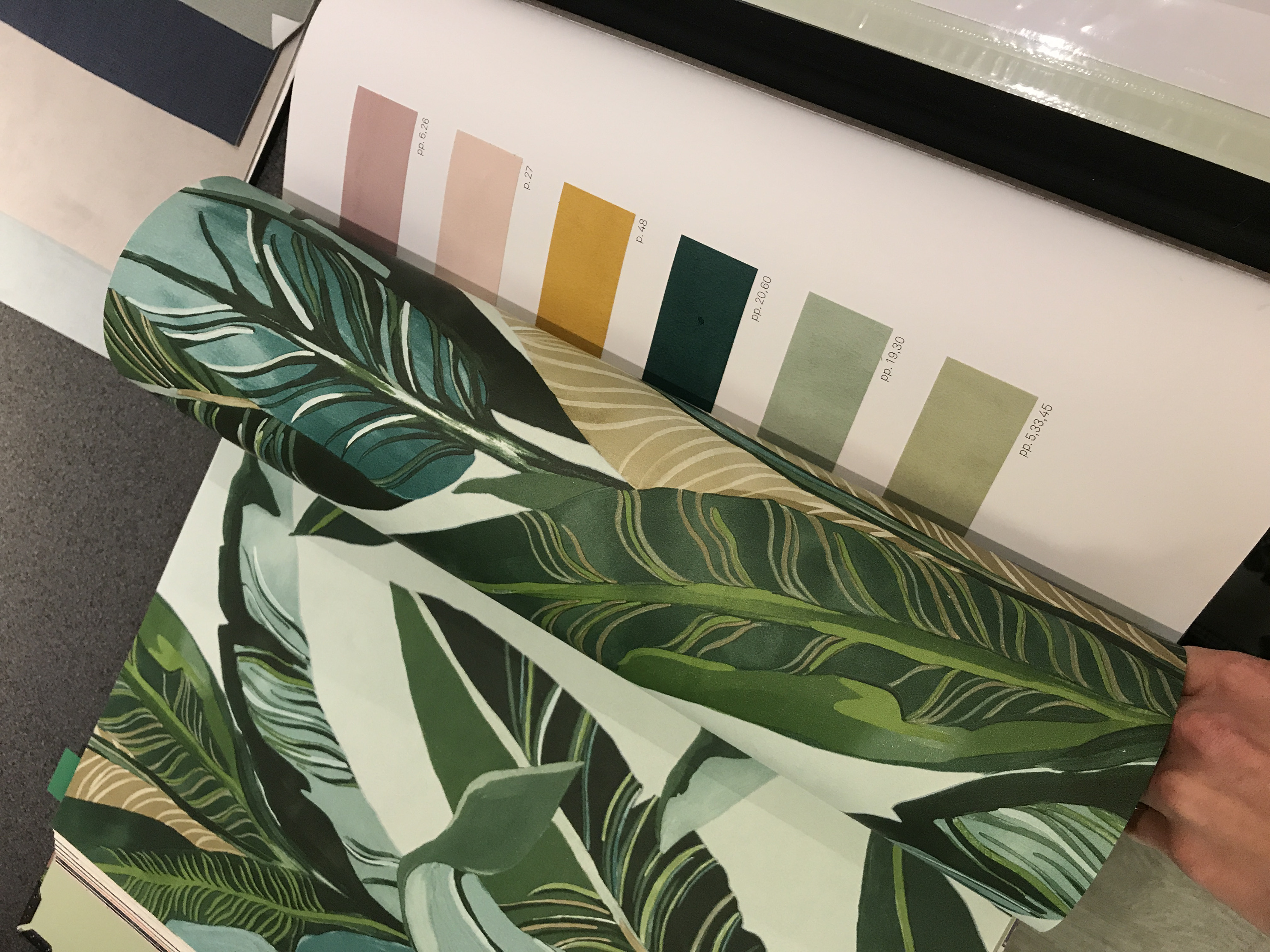 Finn farger i tapetbøker