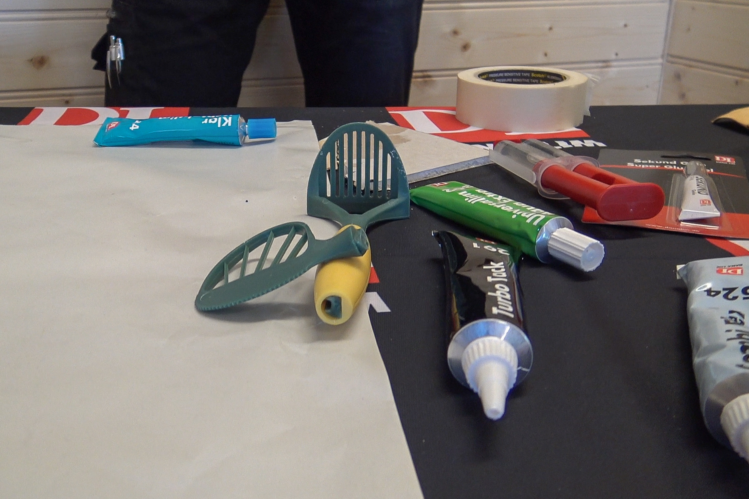 Kontaktlim, kjøkkenredskap