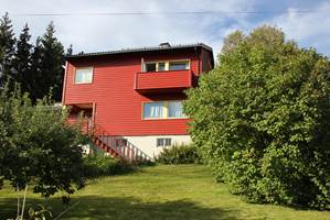 <b>RØDT OG GULT:</b> Det er ingen regel at røde hus skal ha hvit staffasjefarge. Her markerer gult vinduene fint, og skaper en rolig helhet. 