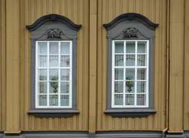 STIFTSGÅRDEN: Den flotte trebygningen som huser kongefamilien når de gjester Trondheim, er fargesatt på en måte det er verdt å studere.