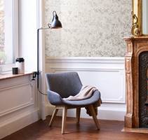ELEGANT: Et elegant og litt herskapelig interiør kan dempes og gjøres litt mer avslappet med mer moderne, enklere møbler. Tapetet her er fra kolleksjonen Glasshouse fra Borge.