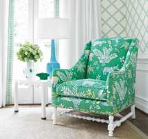 GRØNT: Sommerlig og lett – og en deilig, innbydende stol trukket i et lekkert, mønstret tekstil fra Thibaut/Green Apple. Tapetet er fra samme kolleksjon.