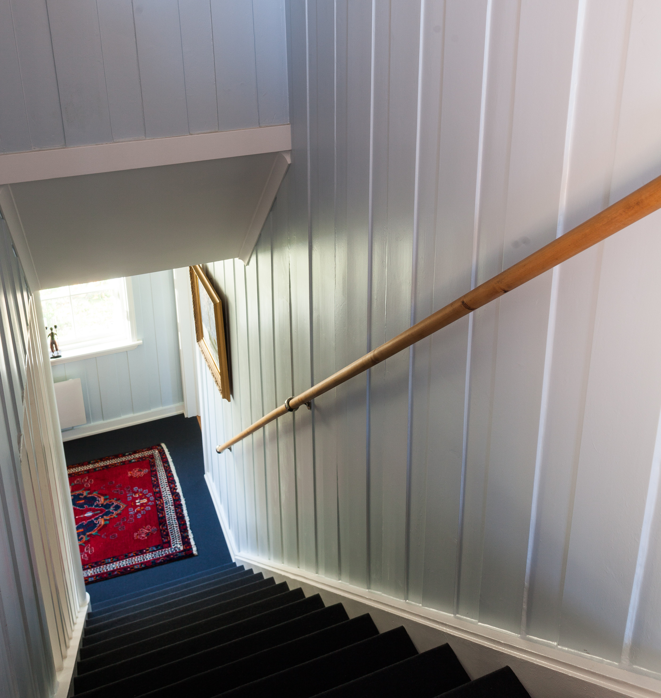 Blått teppe i trappa