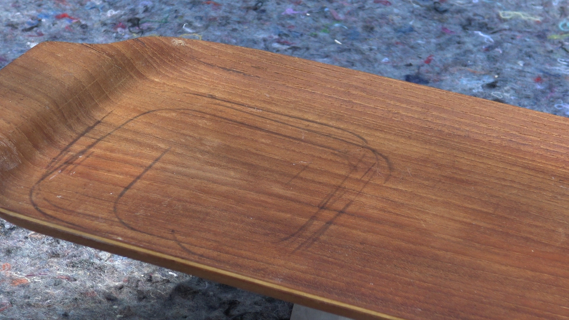 Fjern flekker og mørke ringer på treverk