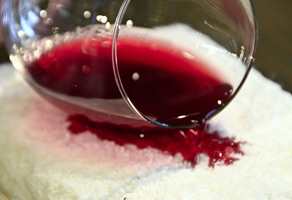 <b>RØDVIN:</b> Det er fort gjort å søle rødvin på teppet. (Foto: Robert Walmann/ifi.no)