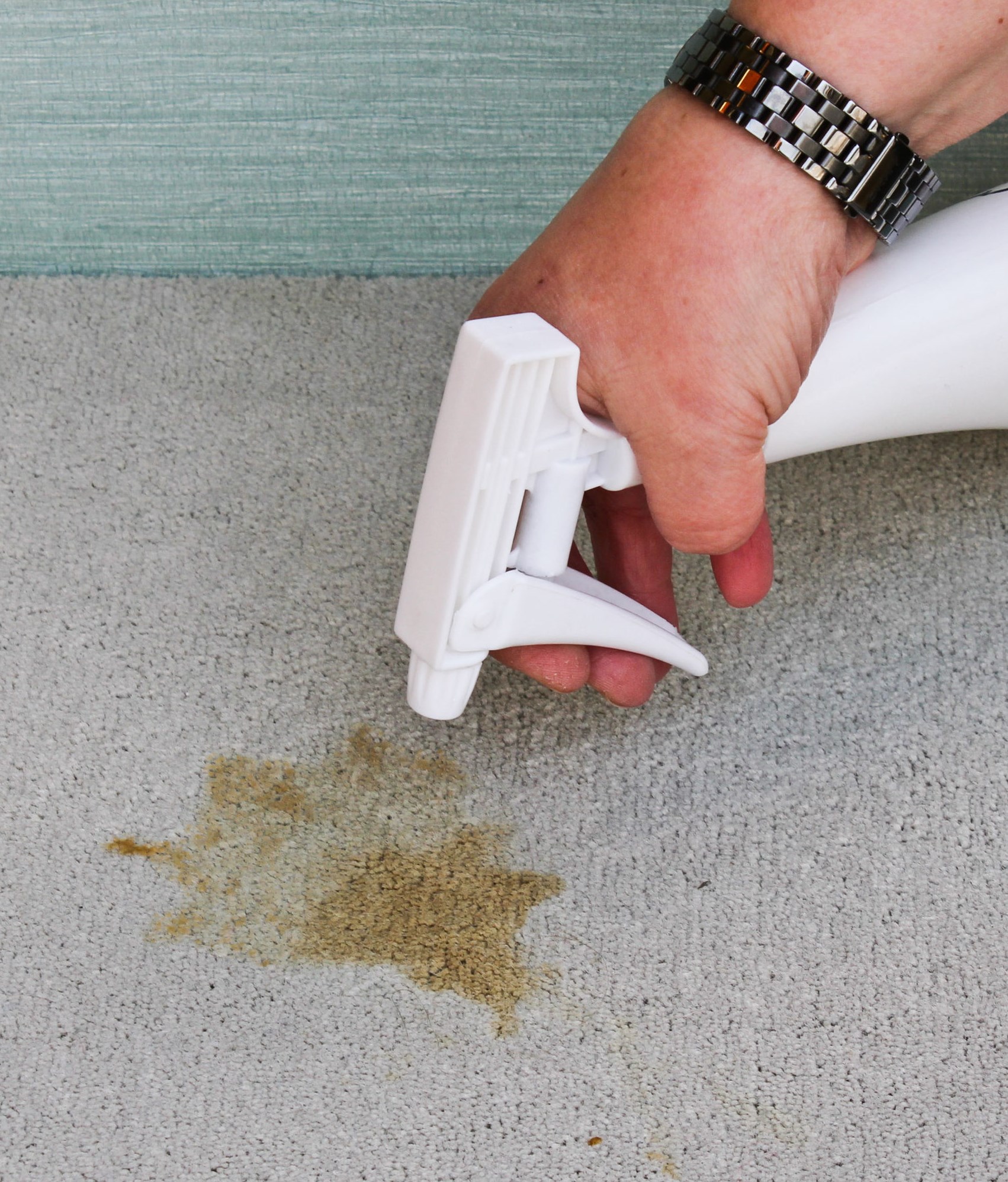 Vann fjerner flekker fra teppet