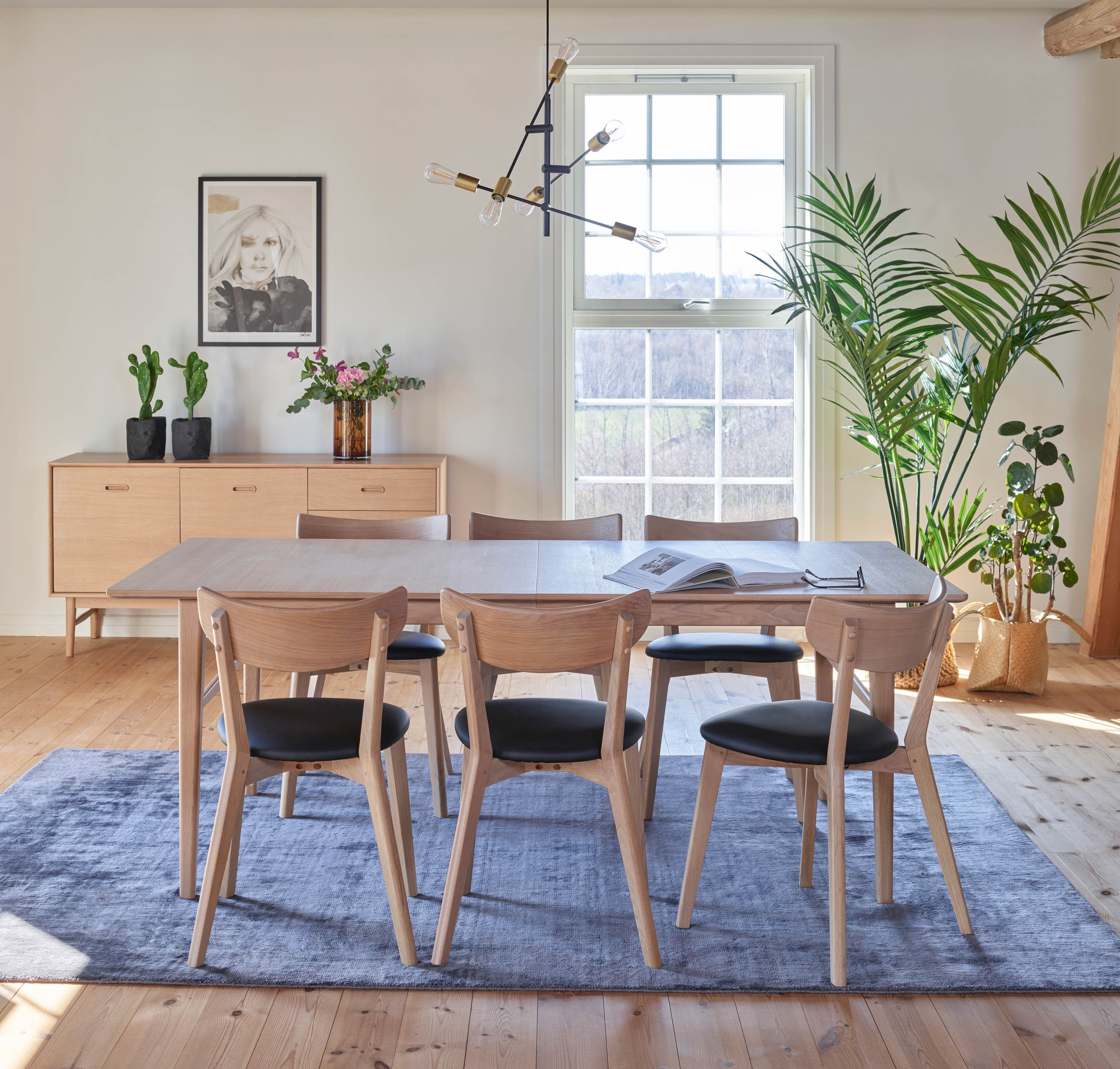 Teppe under bordet demper støy