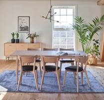<b>TEPPE:</b> Teppe under spisebordet luner, demper støy og skaper et hyggelig miljø. Teppet er fra Bohus/InHouse Group. 