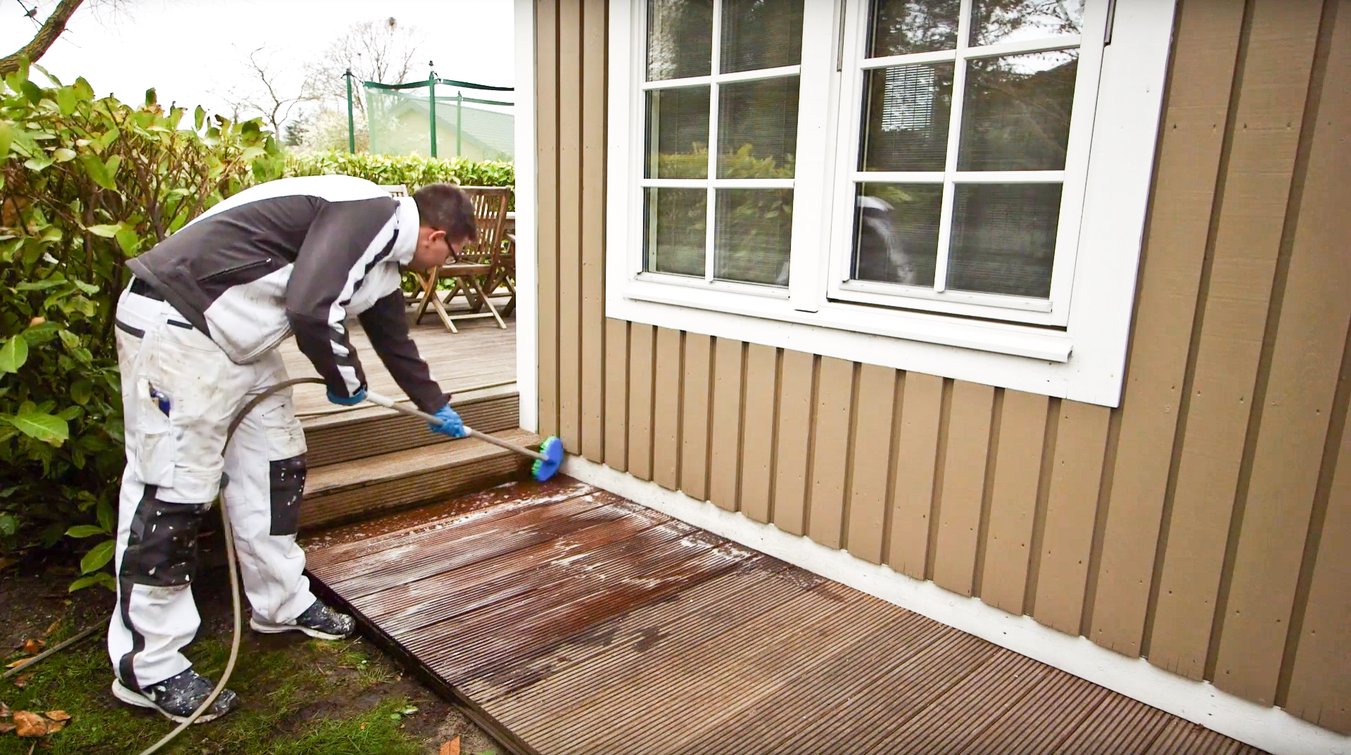 Slik fjerner du grønske fra terrassen