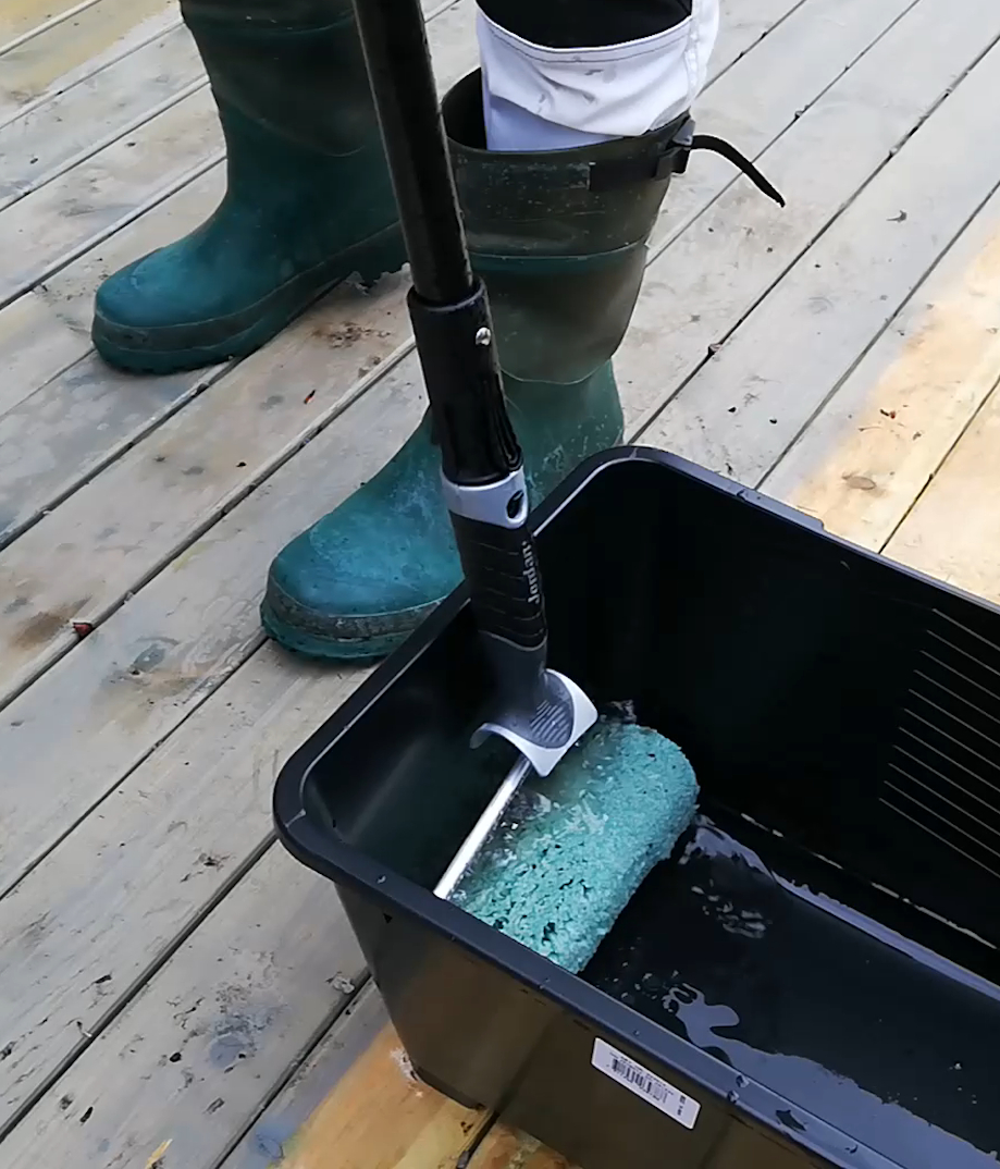 Fjerner beis på terrasse