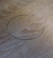STYGGE RINGER: De sorte ringene i kjøkkenbenken kommer når treverk kommer i kontakt med fukt eller våt metall. Særlig eik er utsatt for dette problemet. 