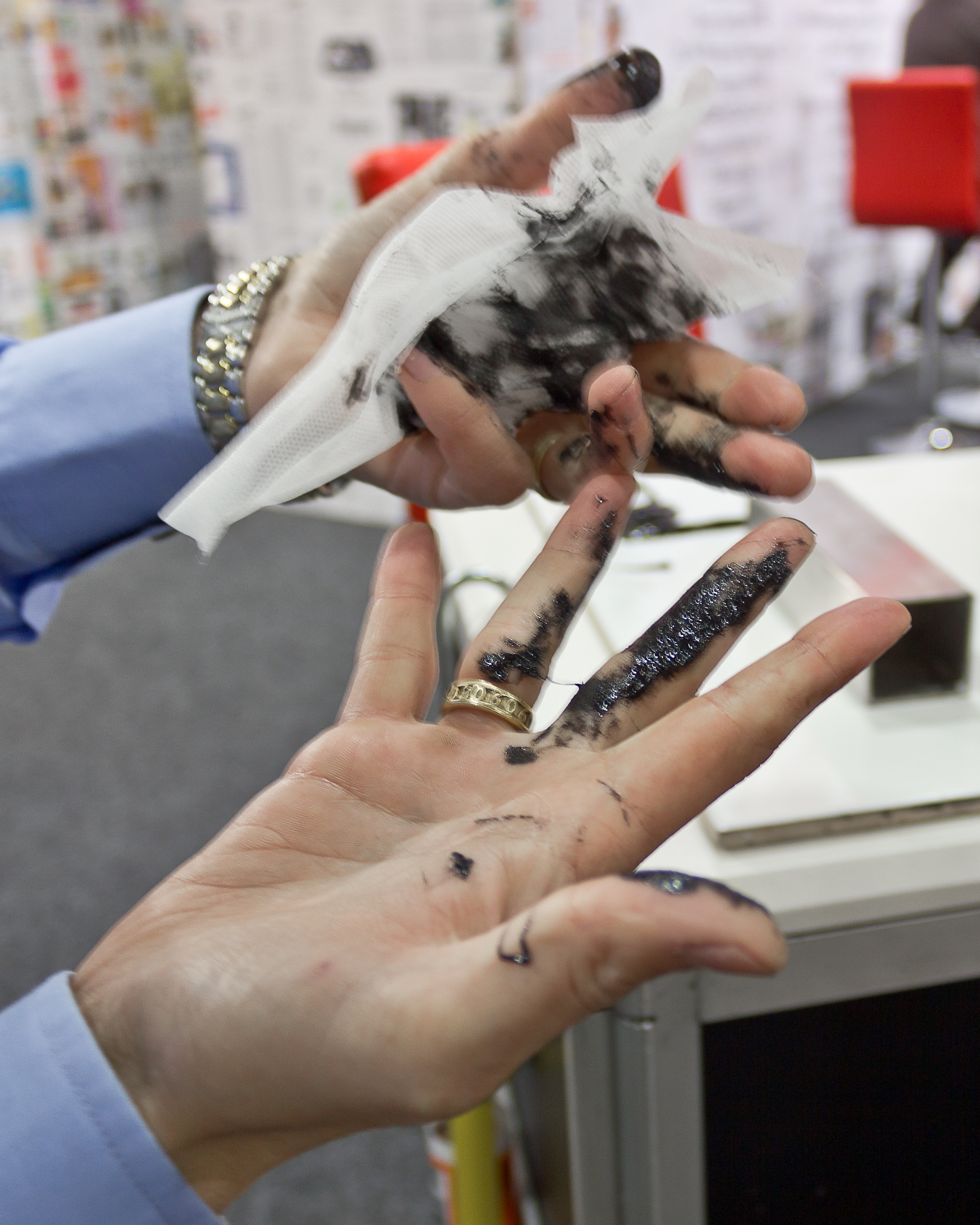 Søle med maling på hendene