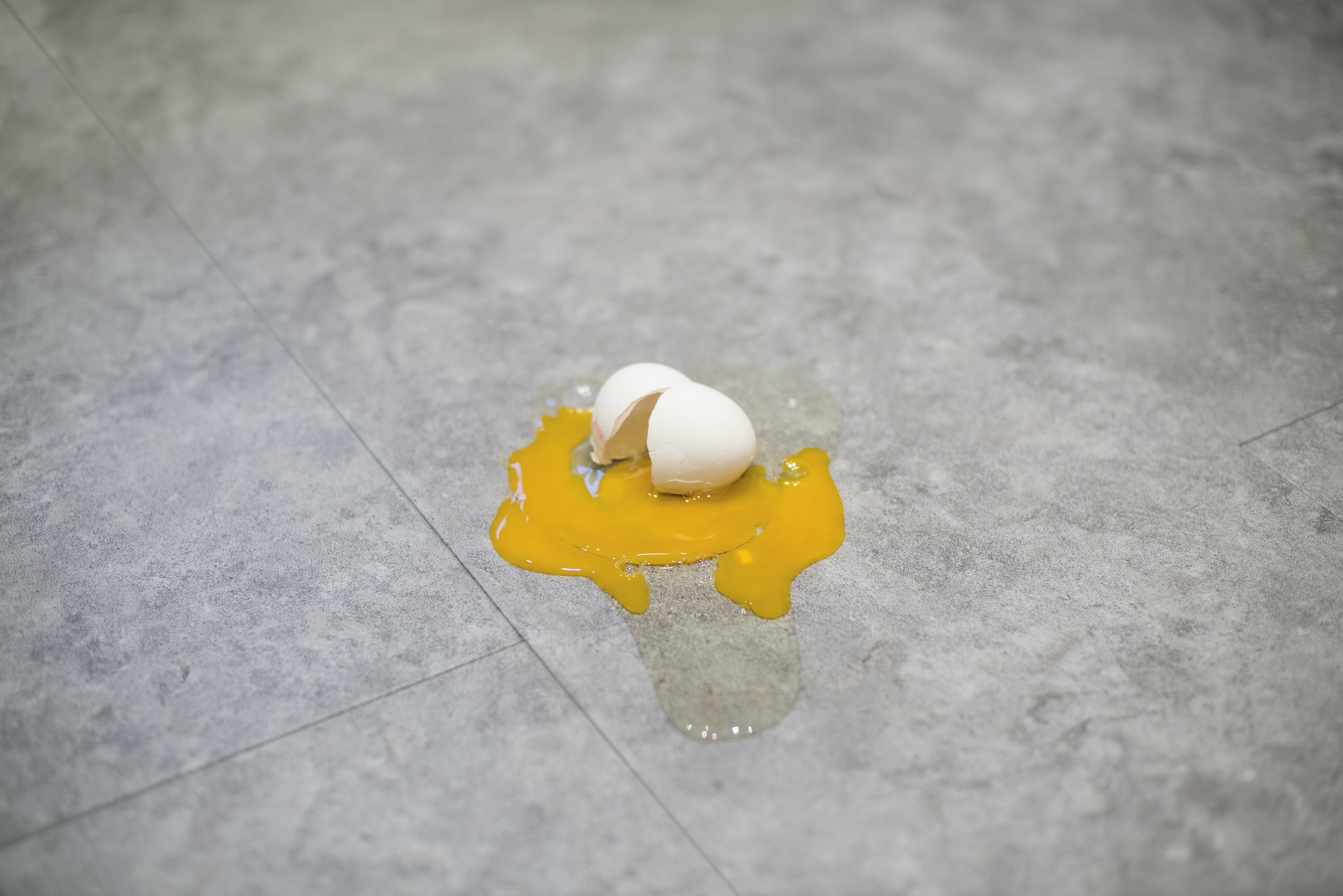 Gulvene tåler mye søl og er svært slitesterke. Dette gulvet er fra Fjordal Vinyl.