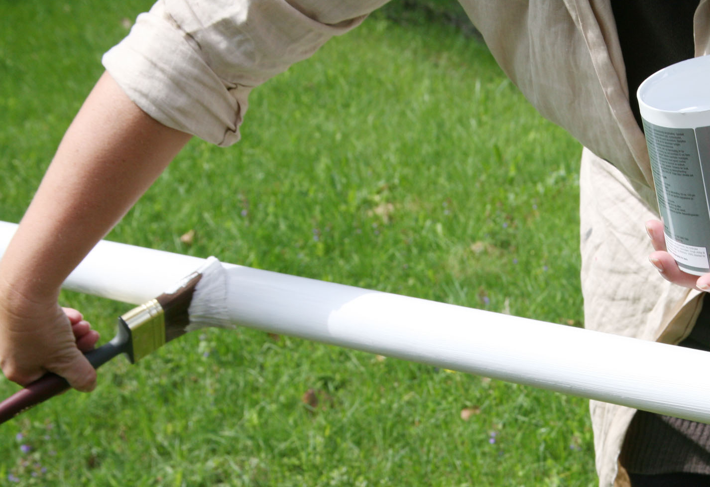 Bruk alltid grunning og maling egnet for underlaget. Her påføres maling for metall på en flaggstang av aluminium.