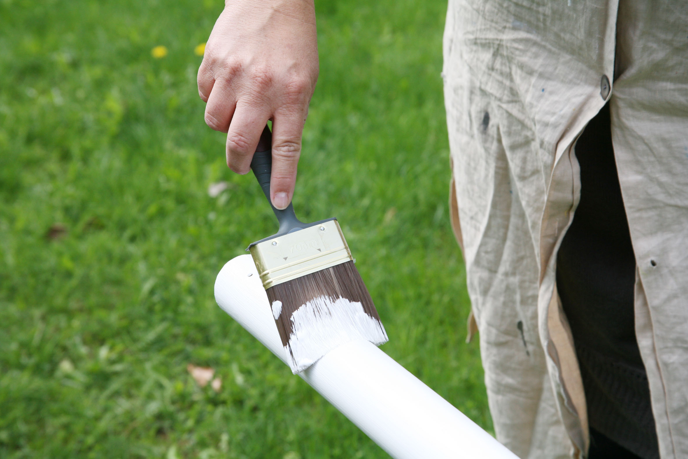 Vær alltid to personer når dere skal legge ned flaggstangen. Da blir det både enklere og mer sikkert.