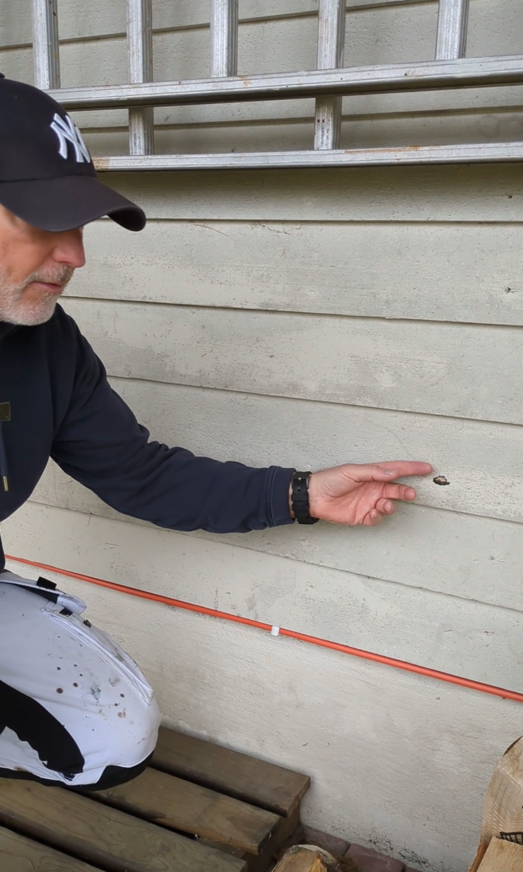 Flekkgrunne skader i kledning