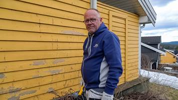 REPARERE SKADER: Hvis malingen flasser av veggen, kan fukt trenge inn i treverket. Det kan føre til at skadene forverres. –  Denne veggen trenger å flekkbehandles, sier Per Myhre, teknisk sjef hos Nordsjö. 