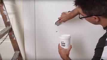 I denne videoen kan du se hvordan du går fram for å fikse hull i veggen ved hjelp av flekksparkling.