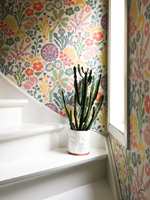 FLERFARGET: Et mønstret tapet i trappegangen slår an tonen og stilen for husets øvrige rom. (Foto: Signe Schineller)