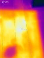 ALT FOR VARMT: Det varmesøkende kameraet avslører at det er over 50 grader i dette gulvet. Det kan føre til større skader på tregulvet.