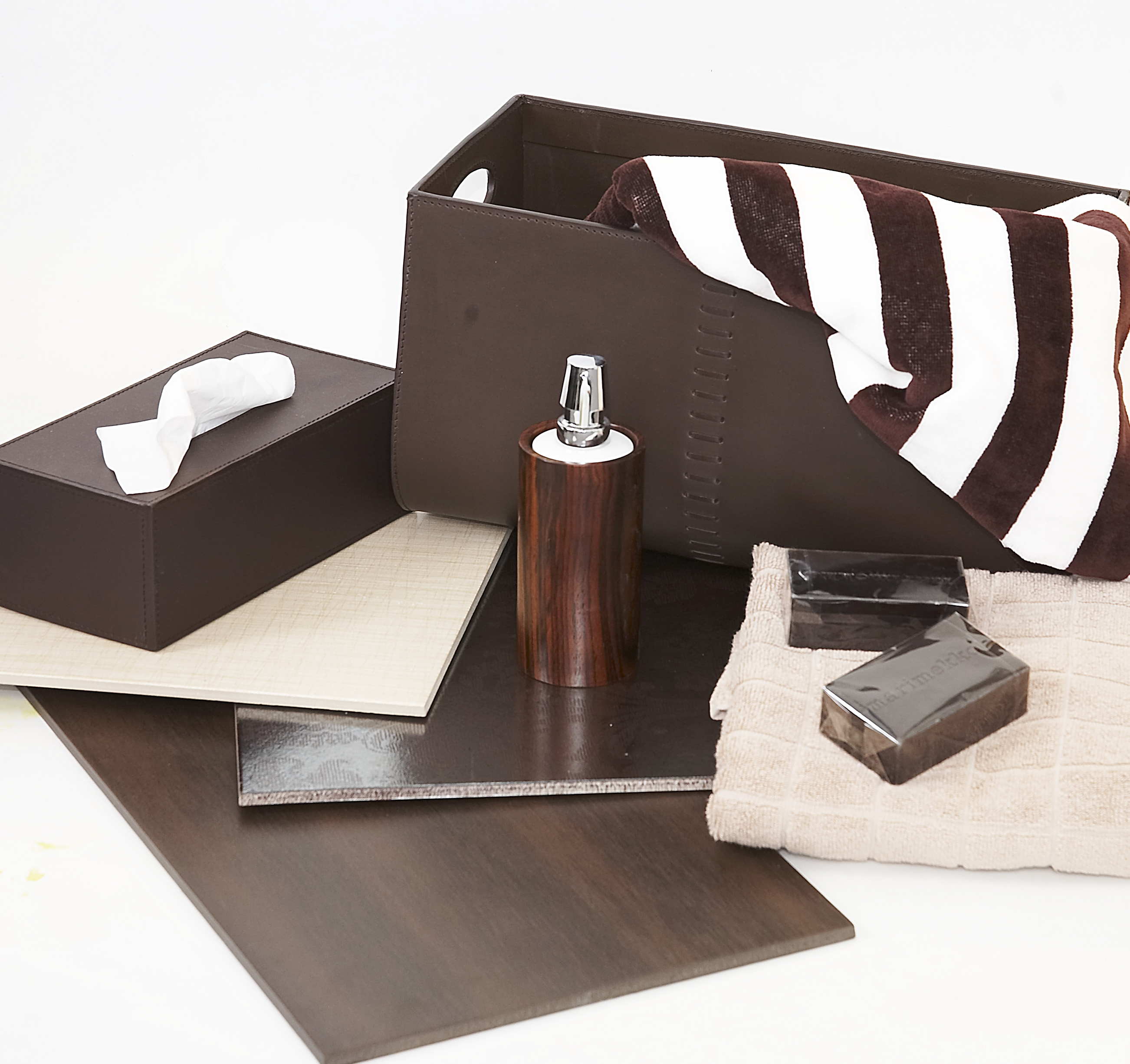 Mørke farger på badet