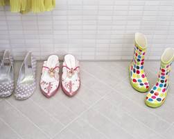 Keramiske fliser er et av de mest opplagte gulvvalgene til entréen. Rommet der ute og inne møtes, utsettes for hardhendt tråkk, må tåle regnvåte sko, og skal være enkel å leve med i hverdagen. 